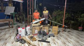 Kepala Suku Moora Donatus Sembor menerima bantuan peralatan pembukaan lahan dari pemerintah pusat untuk mendukung pemberdayaan kelompok tani dan pemuda di Kampung Sanoba, Nabire. Dok_NT