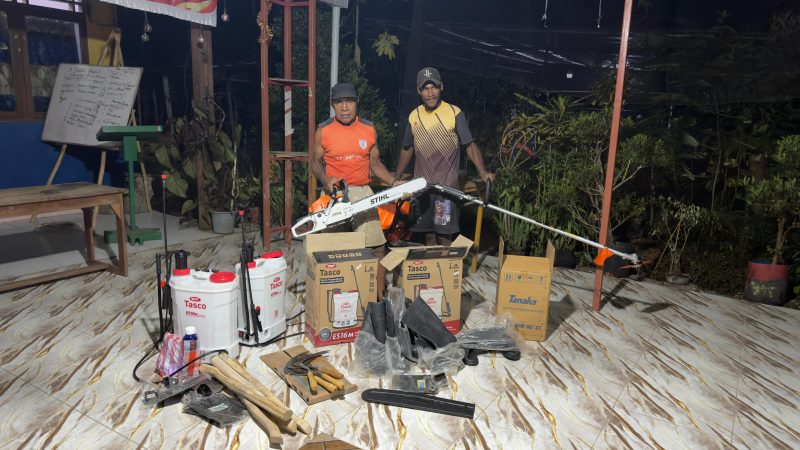 Kepala Suku Moora Donatus Sembor menerima bantuan peralatan pembukaan lahan dari pemerintah pusat untuk mendukung pemberdayaan kelompok tani dan pemuda di Kampung Sanoba, Nabire. Dok_NT