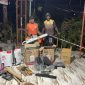 Kepala Suku Moora Donatus Sembor menerima bantuan peralatan pembukaan lahan dari pemerintah pusat untuk mendukung pemberdayaan kelompok tani dan pemuda di Kampung Sanoba, Nabire. Dok_NT
