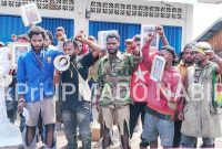 Ketua Asrama Putra Dogiyai Kota Nabire, Marius Petege alias TipeX, saat menyampaikan pandangan dalam konsolidasi kedua IPMADO terkait pengawalan aspirasi kasus Dogiyai Berdarah di Nabire, Kamis (27/8/2026). Dok_Pri-IPMADO Nabire