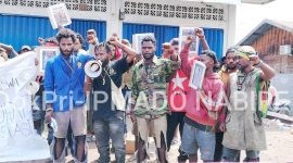 Ketua Asrama Putra Dogiyai Kota Nabire, Marius Petege alias TipeX, saat menyampaikan pandangan dalam konsolidasi kedua IPMADO terkait pengawalan aspirasi kasus Dogiyai Berdarah di Nabire, Kamis (27/8/2026). Dok_Pri-IPMADO Nabire
