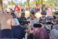 Kapolres Nabire AKBP Samuel D. Tatiratu, S.I.K., CPHR memberikan keterangan kepada awak media terkait perkembangan penyidikan kasus pembunuhan yang menjadi perhatian masyarakat di halaman Kantor MRP Provinsi Papua Tengah, Senin (3/8/2026).Dok_Arief NT