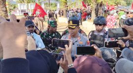 Kapolres Nabire AKBP Samuel D. Tatiratu, S.I.K., CPHR memberikan keterangan kepada awak media terkait perkembangan penyidikan kasus pembunuhan yang menjadi perhatian masyarakat di halaman Kantor MRP Provinsi Papua Tengah, Senin (3/8/2026).Dok_Arief NT