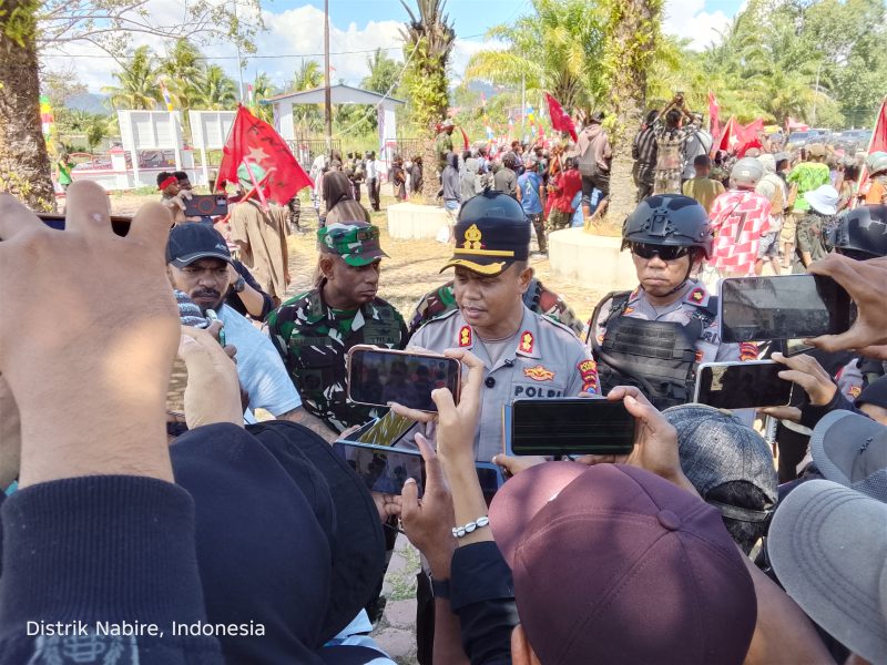 Kapolres Nabire AKBP Samuel D. Tatiratu, S.I.K., CPHR memberikan keterangan kepada awak media terkait perkembangan penyidikan kasus pembunuhan yang menjadi perhatian masyarakat di halaman Kantor MRP Provinsi Papua Tengah, Senin (3/8/2026).Dok_Arief NT