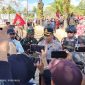 Kapolres Nabire AKBP Samuel D. Tatiratu, S.I.K., CPHR memberikan keterangan kepada awak media terkait perkembangan penyidikan kasus pembunuhan yang menjadi perhatian masyarakat di halaman Kantor MRP Provinsi Papua Tengah, Senin (3/8/2026).Dok_Arief NT