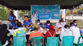 Pengunjung Car Free Day Nabire memanfaatkan layanan Cek Kesehatan Gratis yang disediakan Puskesmas Samabusa di Jalan Pepera, Sabtu (15/8/2026). Dok_Arief.NT