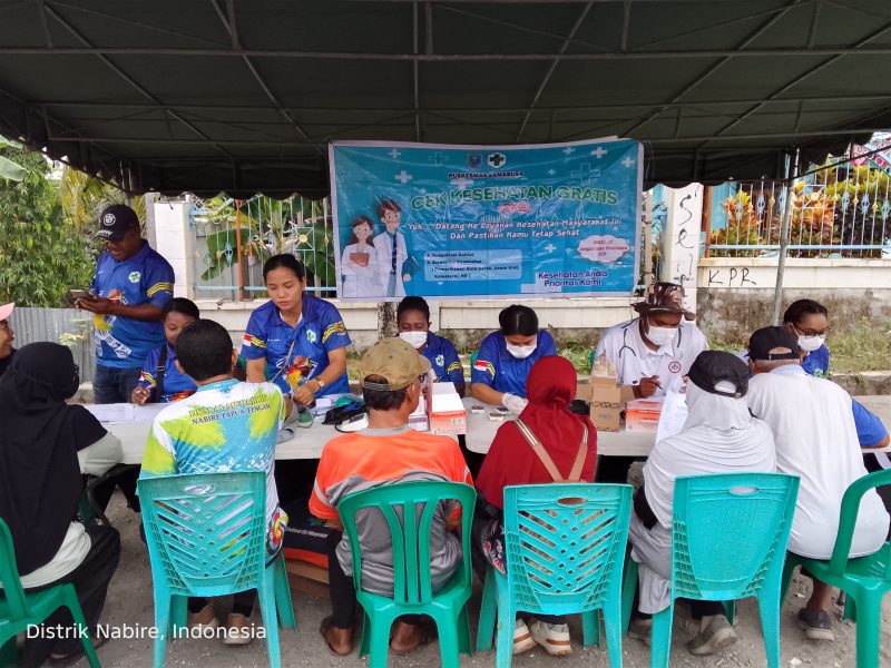 Pengunjung Car Free Day Nabire memanfaatkan layanan Cek Kesehatan Gratis yang disediakan Puskesmas Samabusa di Jalan Pepera, Sabtu (15/8/2026). Dok_Arief.NT