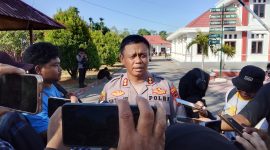 Kapolres Nabire AKBP Samuel D. Tatiratu menyampaikan keterangan usai pengamanan sidang kelima perkara pembunuhan remaja CKC di Pengadilan Negeri Nabire, Senin (31/8/2026). Dok_Arief NT
