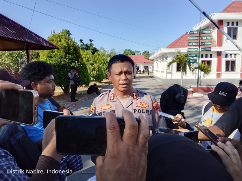 Kapolres Nabire AKBP Samuel D. Tatiratu menyampaikan keterangan usai pengamanan sidang kelima perkara pembunuhan remaja CKC di Pengadilan Negeri Nabire, Senin (31/8/2026). Dok_Arief NT