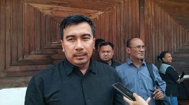 Ketua Tim JPU Kejaksaan Negeri Nabire, Eko Nuryanto, S.H., M.H., memberikan keterangan terkait sidang lanjutan perkara dugaan pembunuhan remaja di Kampung Waroki, Rabu (26/8/2026). Dok_ MP