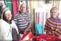 Ketua LMA Kabupaten Deiyai Bernard Pekei menyerahkan bantuan selimut kepada warga lansia di Kampung Wagete, Distrik Tigi, Kamis (27/8/2026). Dok_LMA Deiyai