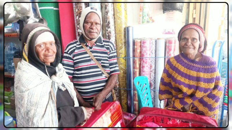 Ketua LMA Kabupaten Deiyai Bernard Pekei menyerahkan bantuan selimut kepada warga lansia di Kampung Wagete, Distrik Tigi, Kamis (27/8/2026). Dok_LMA Deiyai
