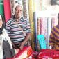 Ketua LMA Kabupaten Deiyai Bernard Pekei menyerahkan bantuan selimut kepada warga lansia di Kampung Wagete, Distrik Tigi, Kamis (27/8/2026). Dok_LMA Deiyai
