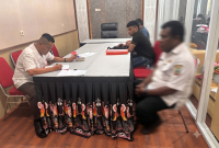 Penyidik Tipidkor Satreskrim Polres Nabire menyerahkan tersangka dan barang bukti perkara dugaan korupsi pembangunan PLTS di tiga kampung kepada Kejaksaan Negeri Nabire, Rabu (9/9/2026). Dok_HPN