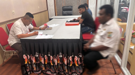 Penyidik Tipidkor Satreskrim Polres Nabire menyerahkan tersangka dan barang bukti perkara dugaan korupsi pembangunan PLTS di tiga kampung kepada Kejaksaan Negeri Nabire, Rabu (9/9/2026). Dok_HPN