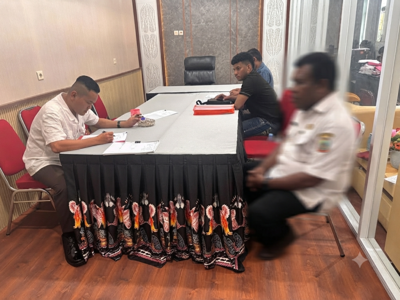 Penyidik Tipidkor Satreskrim Polres Nabire menyerahkan tersangka dan barang bukti perkara dugaan korupsi pembangunan PLTS di tiga kampung kepada Kejaksaan Negeri Nabire, Rabu (9/9/2026). Dok_HPN