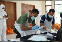 Tim DVI Polda Papua Tengah melakukan proses identifikasi terhadap korban kebakaran di kawasan Pasar Kampung Bapouda, Paniai Timur. Sebanyak 11 korban berhasil diidentifikasi dan akan dimakamkan di Nabire. Dok_HPPT. NT