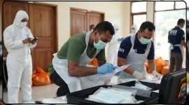 Tim DVI Polda Papua Tengah melakukan proses identifikasi terhadap korban kebakaran di kawasan Pasar Kampung Bapouda, Paniai Timur. Sebanyak 11 korban berhasil diidentifikasi dan akan dimakamkan di Nabire. Dok_HPPT. NT