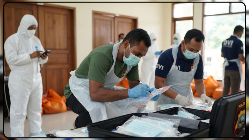 Tim DVI Polda Papua Tengah melakukan proses identifikasi terhadap korban kebakaran di kawasan Pasar Kampung Bapouda, Paniai Timur. Sebanyak 11 korban berhasil diidentifikasi dan akan dimakamkan di Nabire. Dok_HPPT. NT