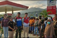 Kepala Distrik Makimi Wendelinus Bere memberikan sosialisasi aturan pengambilan BBM kepada masyarakat sebagai upaya mendorong penyaluran yang tertib dan tepat sasaran. Dok_Andi NT