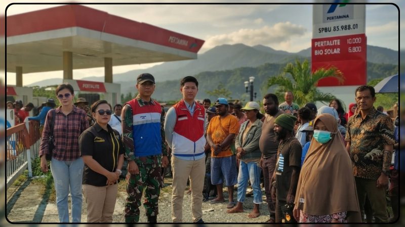 Kepala Distrik Makimi Wendelinus Bere memberikan sosialisasi aturan pengambilan BBM kepada masyarakat sebagai upaya mendorong penyaluran yang tertib dan tepat sasaran. Dok_Andi NT