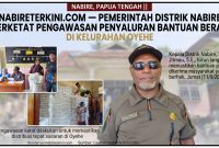 Kepala Distrik Nabire Yusak Jitmau, S.E., turun langsung mengawasi proses penyaluran bantuan beras pemerintah kepada masyarakat di Kelurahan Oyehe, Nabire. Dok_Ist