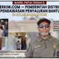 Kepala Distrik Nabire Yusak Jitmau, S.E., turun langsung mengawasi proses penyaluran bantuan beras pemerintah kepada masyarakat di Kelurahan Oyehe, Nabire. Dok_Ist