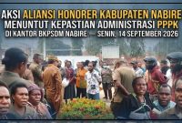 Sejumlah tenaga honorer yang tergabung dalam Aliansi Honorer Kabupaten Nabire menggelar aksi di Kantor BKPSDM Nabire, Senin (14/9/2026), menuntut kepastian pengisian DRH PPPK paruh waktu. Dok_MP.NT