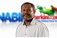 Ketua DPD PSI Kabupaten Nabire, Alberth Mansawan, menyampaikan pandangan terkait kebijakan relokasi pedagang di kawasan Pantai Nabire. Dok_ Ist
