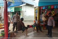 Bhabinkamtibmas Polsek Makimi saat melaksanakan sambang dan Door to Door System (DDS) serta menyampaikan pesan Kamtibmas kepada warga di wilayah binaan. Dok_Polsek Makimi