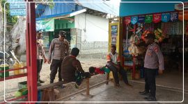 Bhabinkamtibmas Polsek Makimi saat melaksanakan sambang dan Door to Door System (DDS) serta menyampaikan pesan Kamtibmas kepada warga di wilayah binaan. Dok_Polsek Makimi