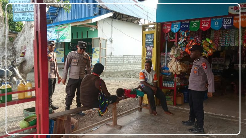 Bhabinkamtibmas Polsek Makimi saat melaksanakan sambang dan Door to Door System (DDS) serta menyampaikan pesan Kamtibmas kepada warga di wilayah binaan. Dok_Polsek Makimi