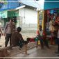 Bhabinkamtibmas Polsek Makimi saat melaksanakan sambang dan Door to Door System (DDS) serta menyampaikan pesan Kamtibmas kepada warga di wilayah binaan. Dok_Polsek Makimi