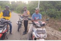 Personel Polsek Makimi saat melaksanakan patroli Kamtibmas dan menyambangi warga di wilayah hukum Polsek Makimi, Kabupaten Nabire. Dok_Polsek Makimi