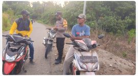 Personel Polsek Makimi saat melaksanakan patroli Kamtibmas dan menyambangi warga di wilayah hukum Polsek Makimi, Kabupaten Nabire. Dok_Polsek Makimi