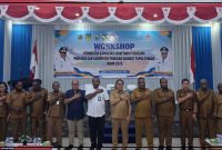Sekda Papua Tengah dr. Silwanus Sumule membacakan sambutan Gubernur Meki Nawipa saat membuka Workshop Program Bangkit di Nabire, Selasa (22/9/2026). Dok_FNM