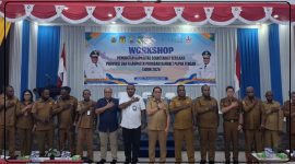 Sekda Papua Tengah dr. Silwanus Sumule membacakan sambutan Gubernur Meki Nawipa saat membuka Workshop Program Bangkit di Nabire, Selasa (22/9/2026). Dok_FNM