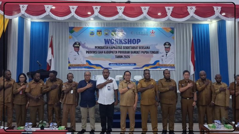 Sekda Papua Tengah dr. Silwanus Sumule membacakan sambutan Gubernur Meki Nawipa saat membuka Workshop Program Bangkit di Nabire, Selasa (22/9/2026). Dok_FNM