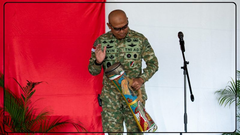 Danrem 173/PVB Brigjen TNI Vivin Alivianto membuka bazar murah HUT ke-81 TNI di Makodim 1705/Nabire. Dok_FNM