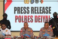 Kapolres Deiyai Kompol Sarifudin Ahmad menyampaikan perkembangan situasi kamtibmas Kabupaten Deiyai yang kembali kondusif. Dok_Arief NT