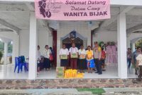 Kapolsek Makimi Iptu Samuel Picauly bersama personel menyerahkan bantuan sembako untuk mendukung Camp Pembinaan Wanita Bijak Ibu Nabire di Gereja GKI Jemaat Syalom Makimi, Selasa (15/9/2026). Dok_Andi NT