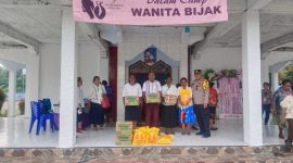 Kapolsek Makimi Iptu Samuel Picauly bersama personel menyerahkan bantuan sembako untuk mendukung Camp Pembinaan Wanita Bijak Ibu Nabire di Gereja GKI Jemaat Syalom Makimi, Selasa (15/9/2026). Dok_Andi NT