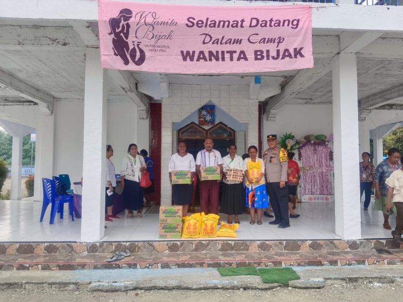 Kapolsek Makimi Iptu Samuel Picauly bersama personel menyerahkan bantuan sembako untuk mendukung Camp Pembinaan Wanita Bijak Ibu Nabire di Gereja GKI Jemaat Syalom Makimi, Selasa (15/9/2026). Dok_Andi NT
