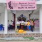 Kapolsek Makimi Iptu Samuel Picauly bersama personel menyerahkan bantuan sembako untuk mendukung Camp Pembinaan Wanita Bijak Ibu Nabire di Gereja GKI Jemaat Syalom Makimi, Selasa (15/9/2026). Dok_Andi NT