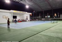 Pertandingan semifinal turnamen tenis dalam rangka HUT ke-81 TNI berlangsung di Lapangan Tenis Korem 173/PVB Nabire. Dok_Arief NT