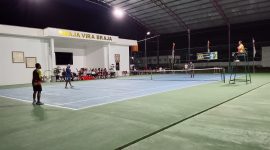 Pertandingan semifinal turnamen tenis dalam rangka HUT ke-81 TNI berlangsung di Lapangan Tenis Korem 173/PVB Nabire. Dok_Arief NT