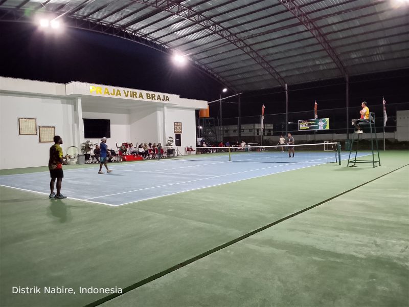 Pertandingan semifinal turnamen tenis dalam rangka HUT ke-81 TNI berlangsung di Lapangan Tenis Korem 173/PVB Nabire. Dok_Arief NT